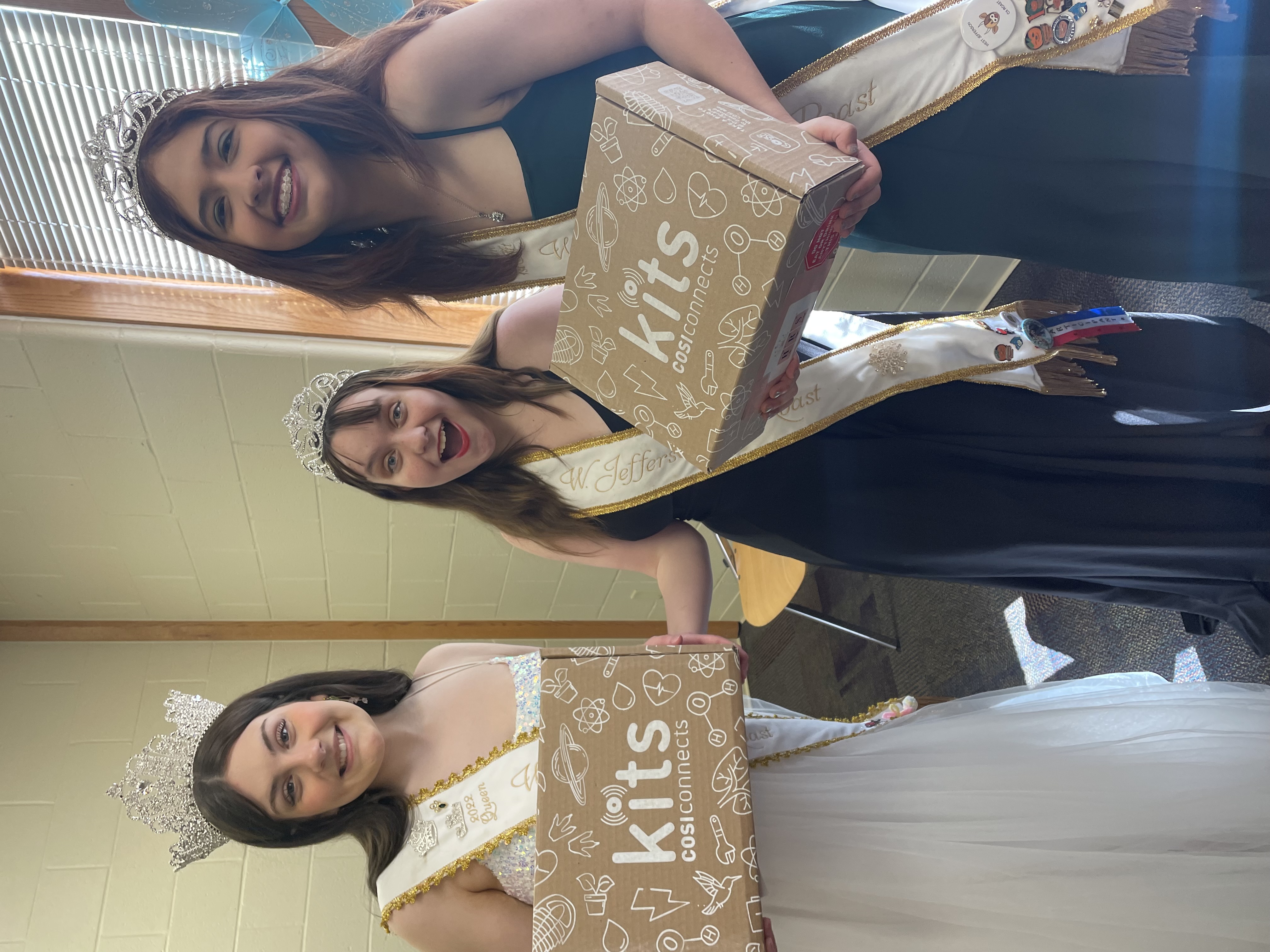 3 queens holding COSI kits